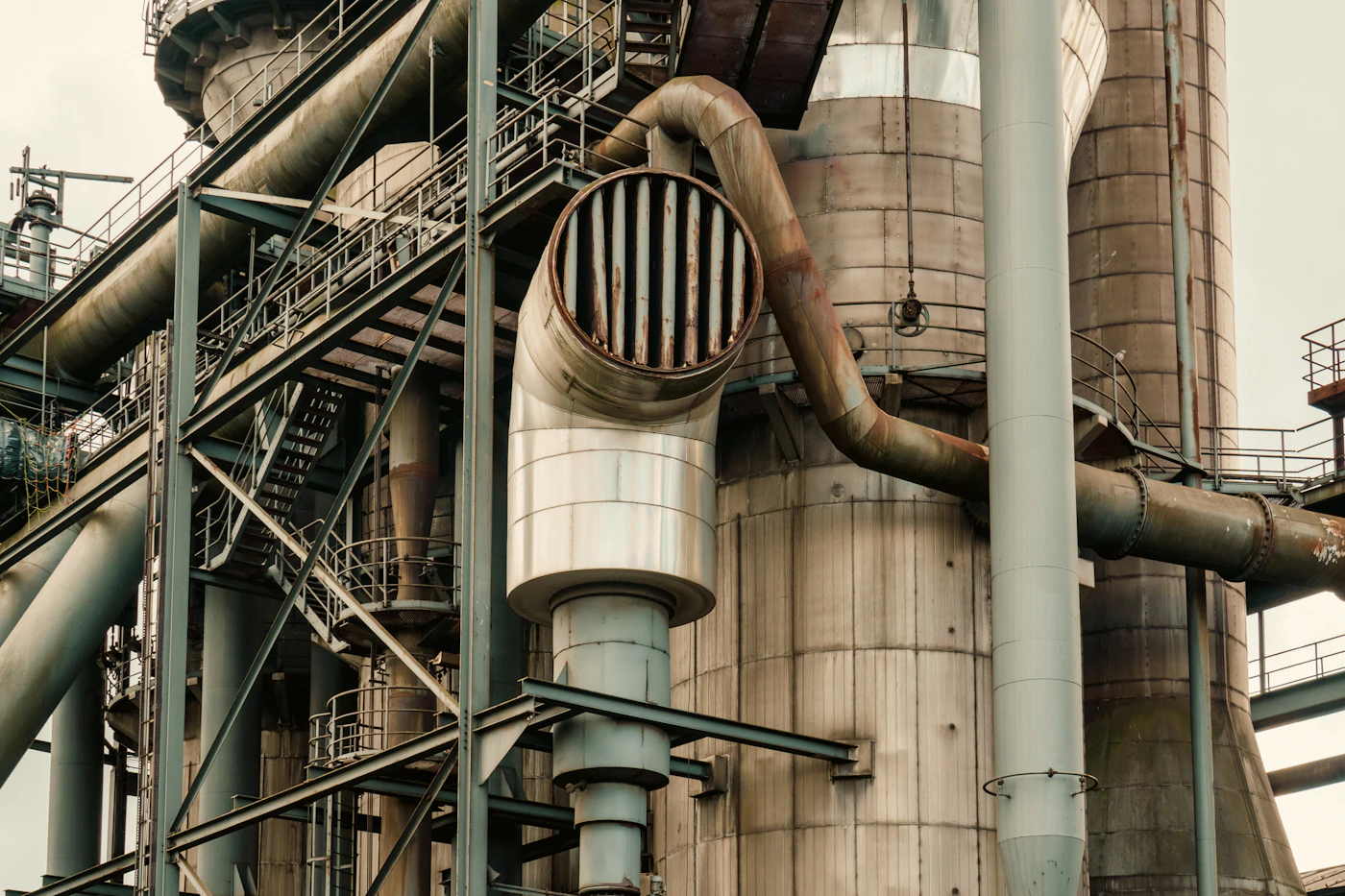 Tuberías industriales y estructuras de acero en una planta de procesamiento